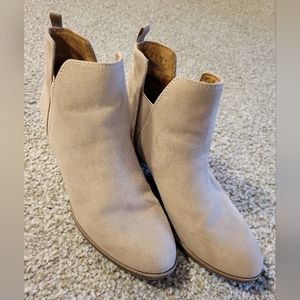 Dr. Scholls beige heeled booties